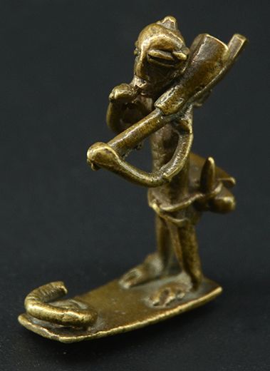Akan goldweight - Hunter with equipment - Ghana