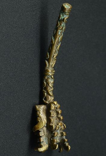 Akan goldweights - Transverse horns with human jaws - Ghana