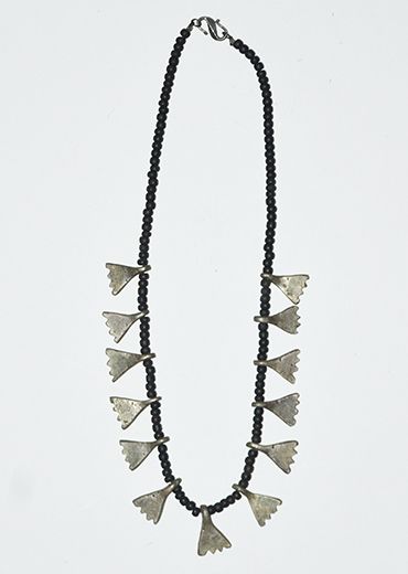 Blaue Glasperlenkette mit Metalldreiecken - Westafrika