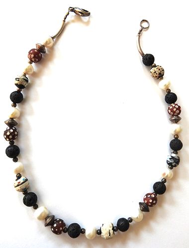 Halskette mit Augenperlen, S�sswasserperlen, Lavaperlen etc.