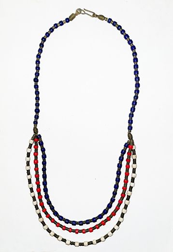 Halskette aus blauen, roten und wei�en Glasperlen � Westafrika